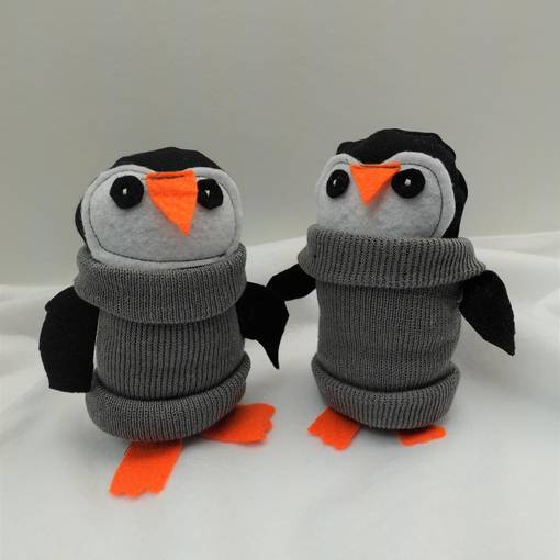 zwei kleine selbst genähte Pinguine