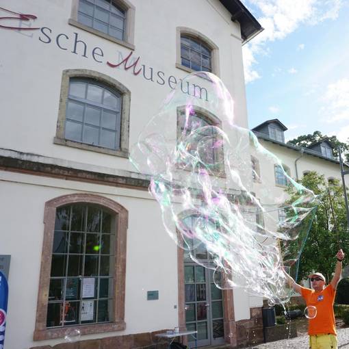 ein Seifenblasenkünstler vor dem Esche-Museum